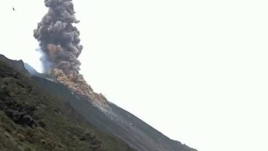 Photo of En imágenes: volcán italiano entró en erupción y envió una intensa nube de cenizas a decenas de metros al cielo