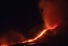 Photo of El volcán Etna entró en erupción y la violenta expulsión de lava quedó registrada en video