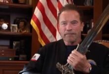 Photo of Con la espada de Conan, Schwarzenegger ataca a Trump: Es el peor Presidente de la historia