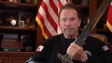 Photo of Con la espada de Conan, Schwarzenegger ataca a Trump: Es el peor Presidente de la historia