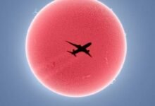 Photo of Un fotógrafo captura el momento exacto en el que un avión “atraviesa” al Sol