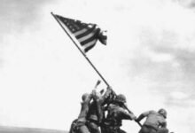 Photo of La bandera en el Monte Suribachi: la historia de la famosa foto de Joe Rosenthal