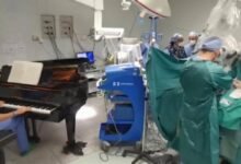 Photo of Cirujanos que colocan música en medio de una operación hacen que sus pacientes despierten con menos dolor, sugiere estudio