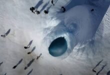 Photo of Conoce el imponente volcán de hielo de 14 metros que se forma en una aldea de Kazajistán