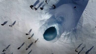 Photo of Conoce el imponente volcán de hielo de 14 metros que se forma en una aldea de Kazajistán