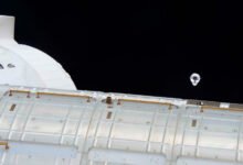 Photo of La Estación Espacial Internacional recibe dos nuevos paneles solares con la cápsula de carga Dragon 22