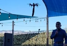 Photo of Sheriff de Nuevo México es interrumpido en medio de un discurso por dildo que vuela en un dron