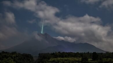 Photo of Asombrosa captura fotográfica muestra el momento justo de un meteorito cayendo dentro de un volcán