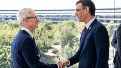 Photo of Una foto inusual: Tim Cook recibe al presidente español Pedro Sánchez en el Apple Park