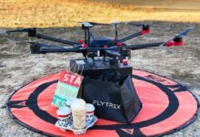 Photo of El dron delivery ya funciona y los clientes graban videos fascinados de cómo reciben una entrega de Starbucks