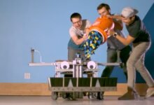 Photo of Exingeniero de la NASA fabrica un robot capaz armar un arte de Super Mario Bros con 100.000 piezas de dominó