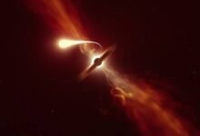 Photo of Estudio encuentra que los agujeros negros emiten un destello de luz cuando consumen gas
