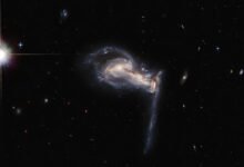 Photo of Telescopio Espacial Hubble capta una impresionante "batalla" gravitacional entre tres galaxias lejanas