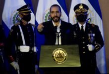 Photo of El Salvador inicia su era del Bitcoin, pero la criptomoneda cae estrepitosamente