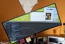 Photo of Una desarrolladora decide rotar su monitor 22º con la herramienta xrandr: trabajar en horizontal es demasiado 'aburrido'