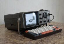 Photo of El Proyecto Cyberdeck revive un viejo televisor portátil en un equipo que parece una máquina de escribir y con el que se puede trabajar… más o menos