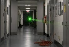 Photo of Nuevo récord en un laboratorio de física disparando un láser por un pasillo