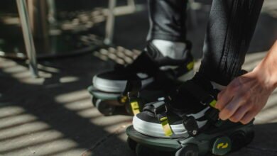 Photo of Los Moonwalkers son unos zapatos con ruedas, «patines inteligentes» recargables para caminar más lejos y más fácil