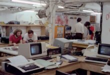 Photo of Escenas de la vida cotidiana en las oficinas de los años 80