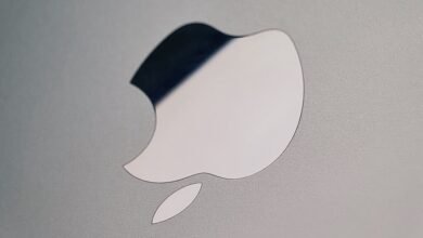 Photo of El extraño caso del logo al revés en todos los Mac portátiles y por qué Steve Jobs tardó tanto en corregirlo