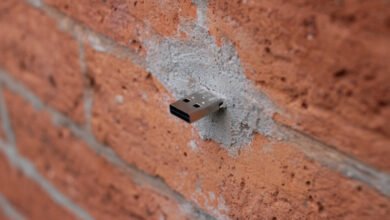 Photo of Un youtuber vio un USB incrustado en la pared y conectó su portátil. Esto fue lo que encontró, sin pensar en los peligros ocultos