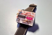 Photo of El  reloj de pulsera brutalista fabricado con un poco de electrónica en una placa de prototipos