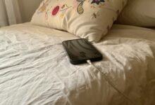 Photo of "Nunca duermas junto a tu iPhone cuando se está cargando": Apple advierte a los usuarios