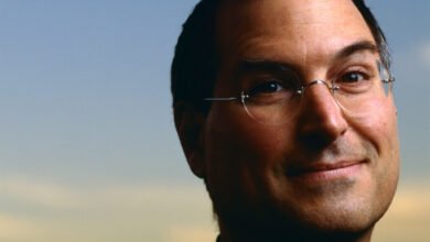 Photo of Tim Cook homenajea a Steve Jobs, "el visionario que cambió el mundo". Ocho razones que argumentan esta máxima