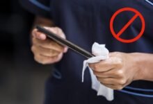 Photo of No hagas esto al limpiar la pantalla de tu móvil si no quieres dañarla