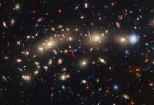 Photo of El colorido aspecto del cúmulo de galaxias MACS0416, observado por los telescopios Hubble y Webb