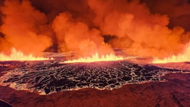 Photo of Un volcán en Grindavík, Islandia, entra en erupción, abriendo la tierra y permitiendo su observación en directo