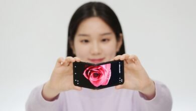 Photo of Samsung revela sus nuevas pantallas plegables: un Galaxy Flip que se pliega para adentro y para afuera