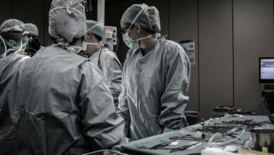 Photo of Una cirujana pagará 8.000 euros por publicar en su Instagram el 'antes y el después' de la cirugía de una paciente