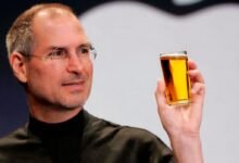 Photo of Steve Jobs tenía una práctica de contratación un tanto inusual: una entrevista en un bar, cerveza en mano