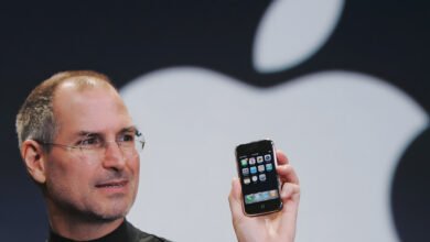 Photo of Steve Jobs exigió tener en seis meses la mejor pantalla posible. Así fue como el primer iPhone adelantó a Nokia