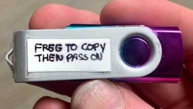 Photo of Un hombre encontró un USB con la inscripción "Libre para copiar, luego pasar" en el tren. No dudó en mirar lo que había en él